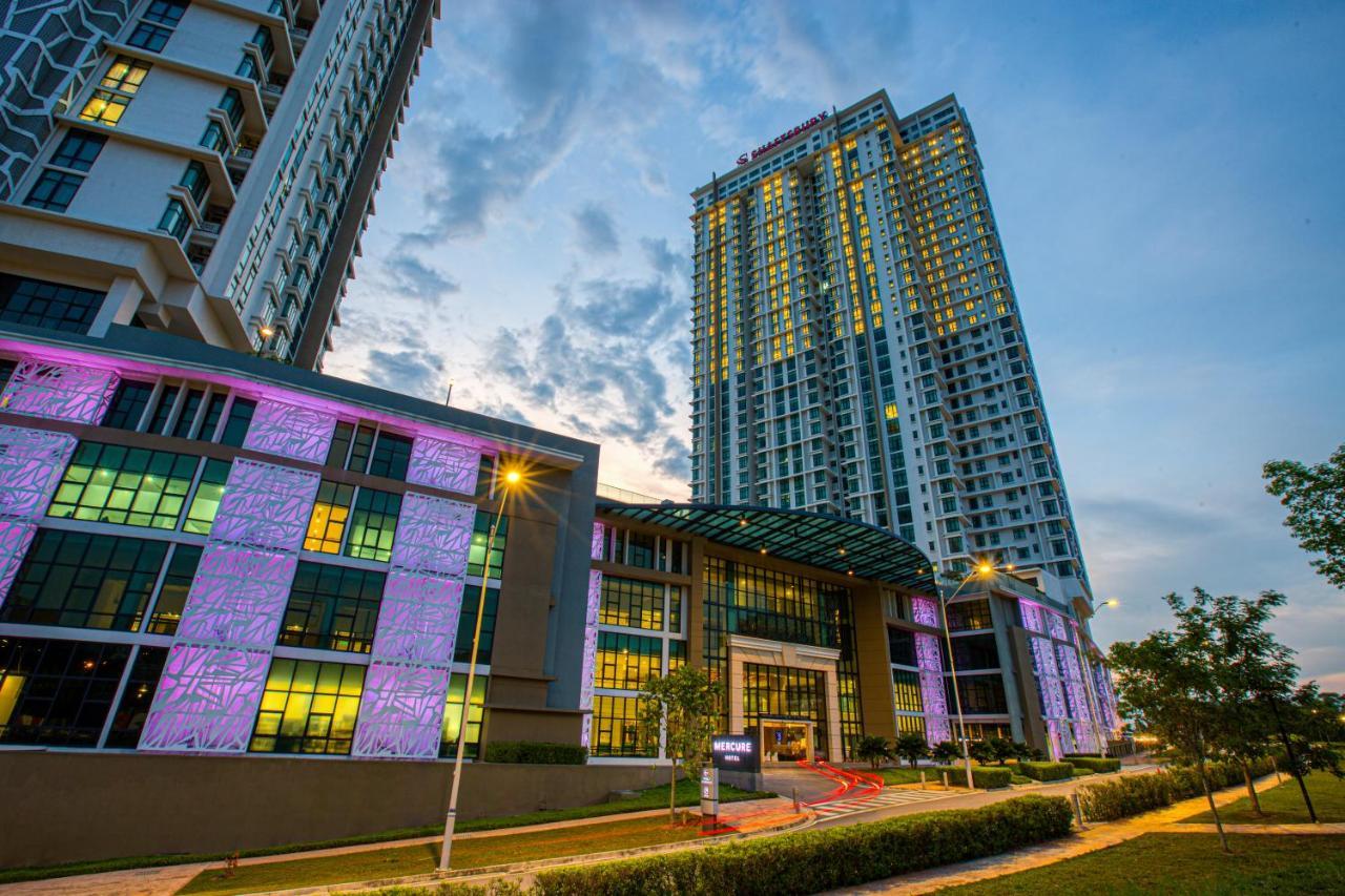 Mercure Living פוטראג'איה מראה חיצוני תמונה The light and sound show at the main entrance of the complex