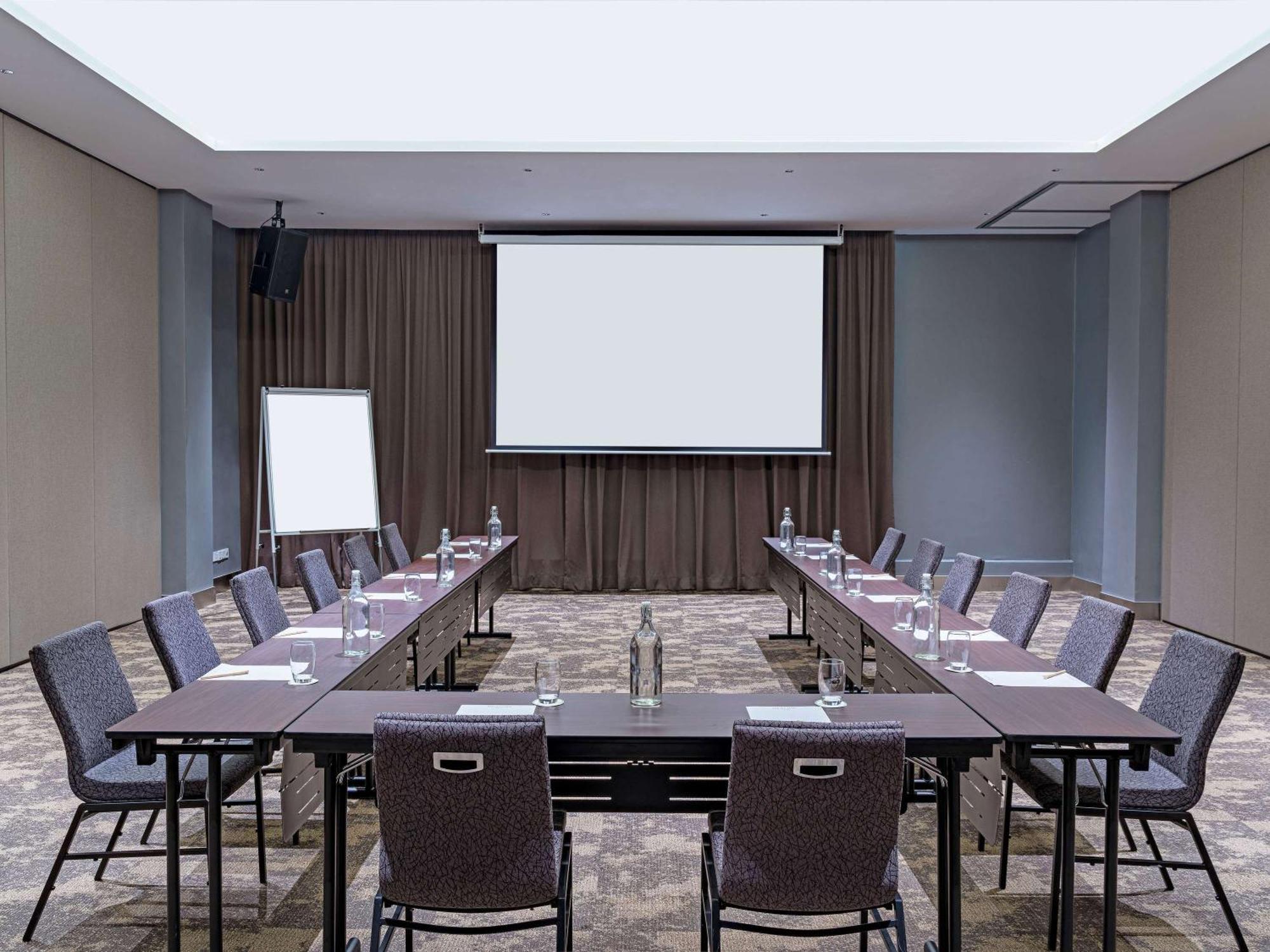 Mercure Living פוטראג'איה מראה חיצוני תמונה A meeting room