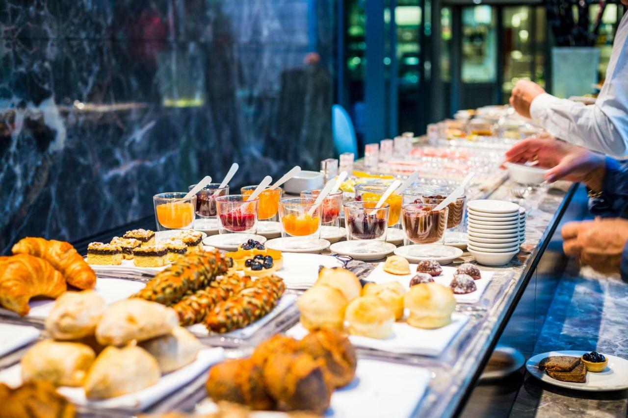 Mercure Living פוטראג'איה מראה חיצוני תמונה A buffet at a hotel